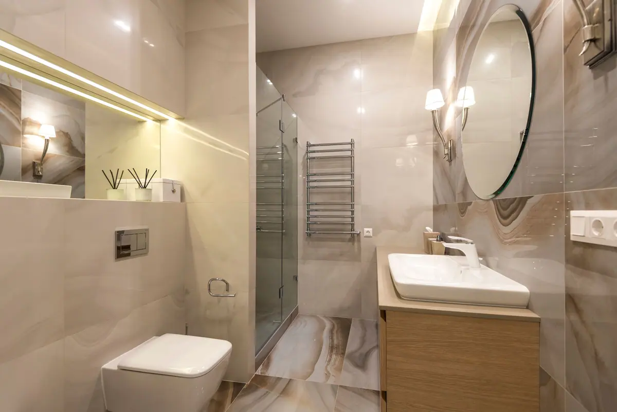 Baño revestido en porcelanato con ducha, inodoro suspendido y mueble de bacha