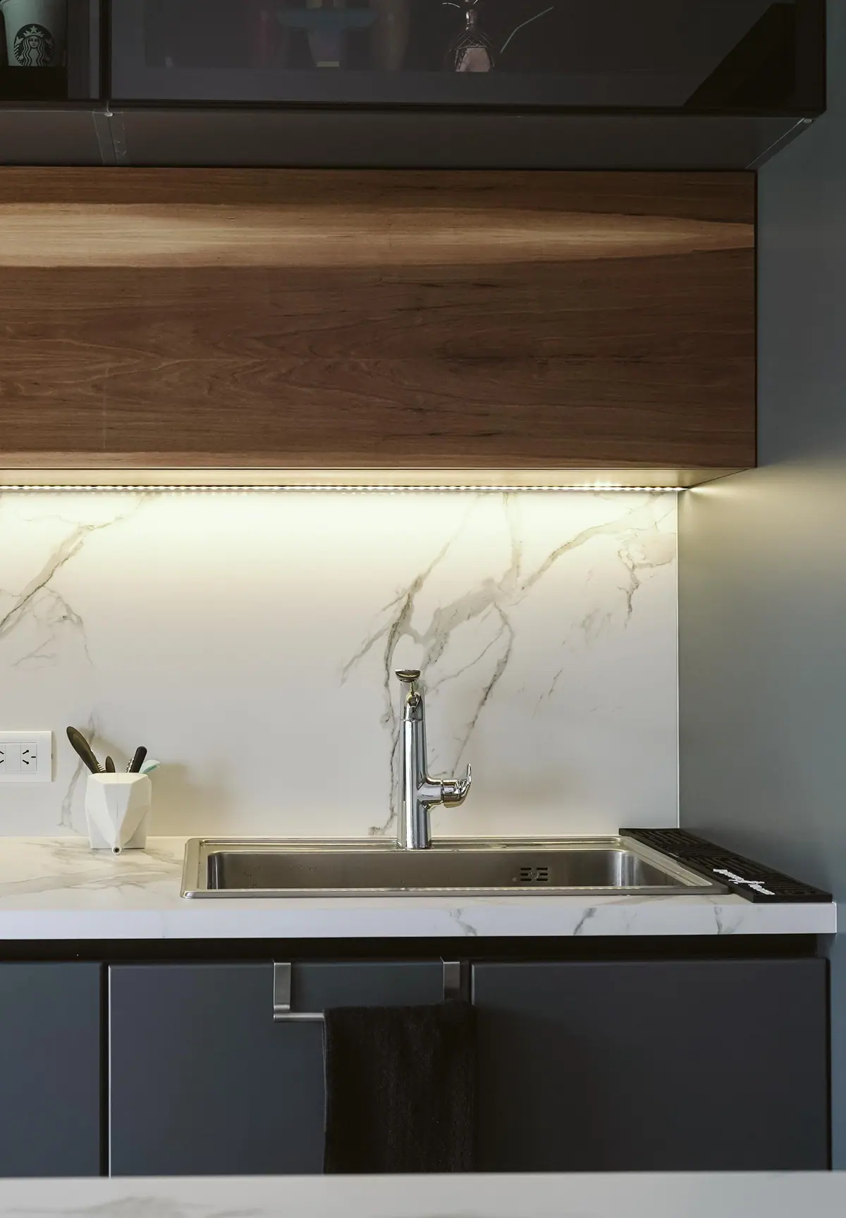 Cocina moderna con grifería alta y mesada de mármol