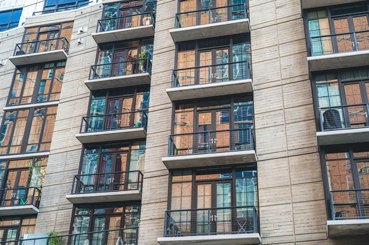 Fachada de edificio residencial moderno con balcones