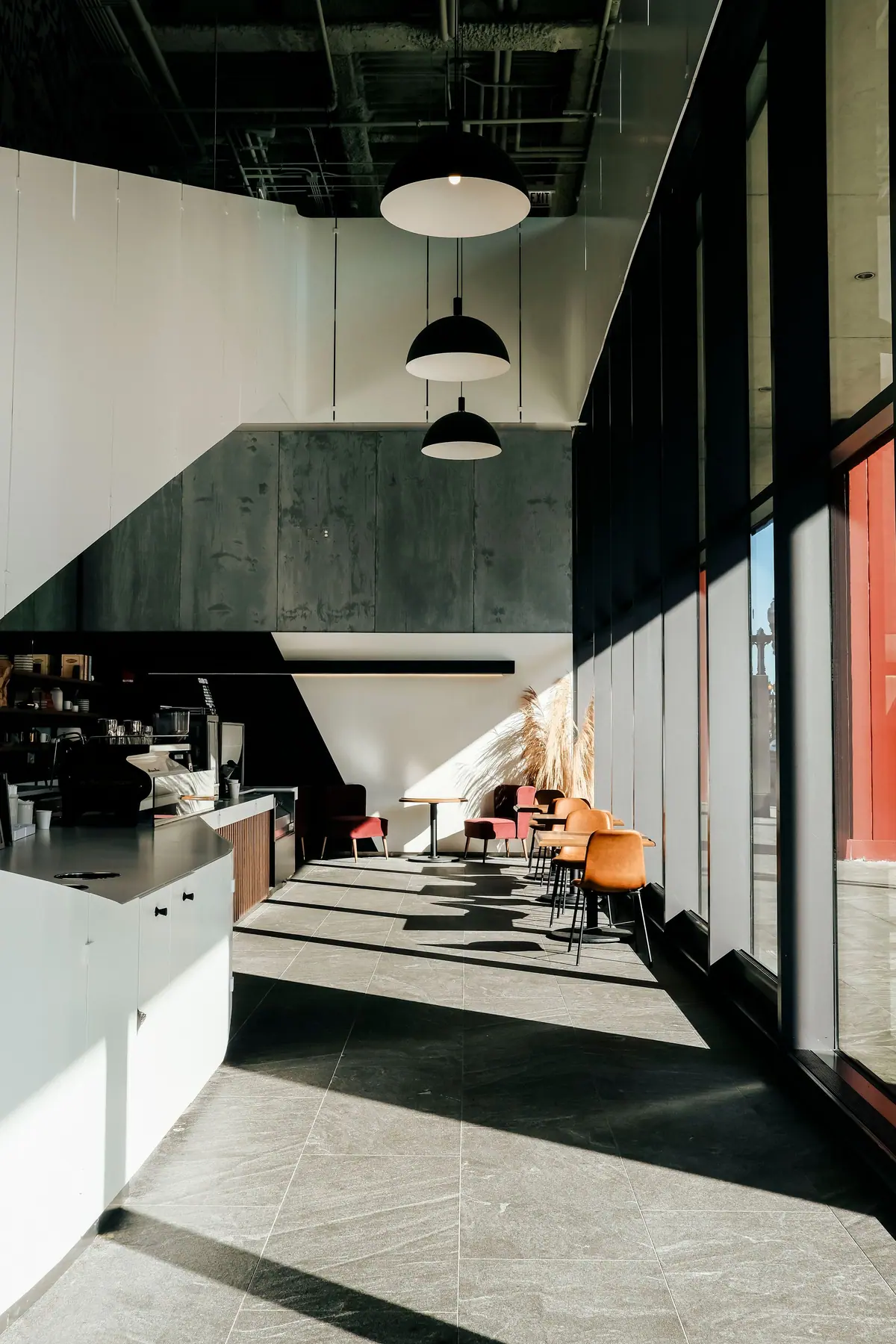 Interior de un local gastronómico moderno con barra y mesas