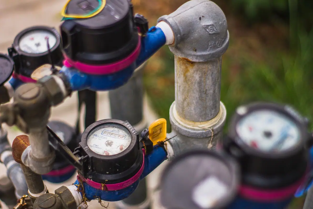 Medidores de agua y válvulas de una instalación de distribución